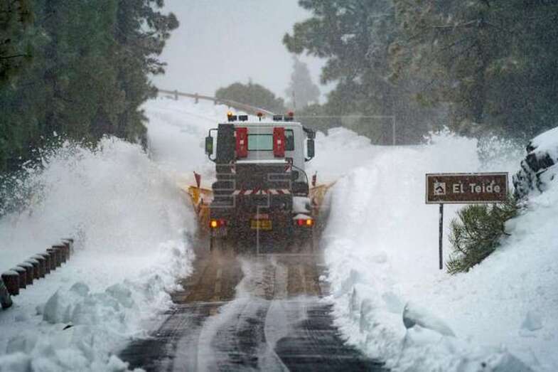 Un quitanieves opera en la carretera a las Cañadas de El Teide / EFE Ramón de la Rocha